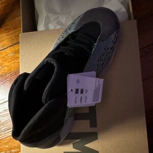 Selling men size 6 Yeezy sneakers brand new never been worn in original box